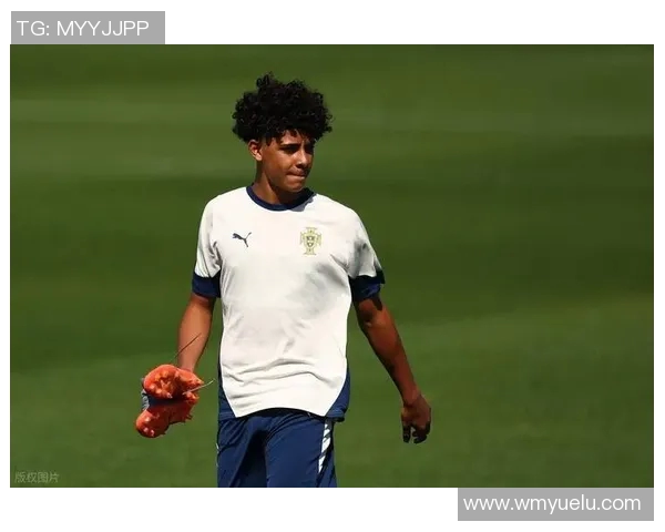 足球明星戴维斯的儿子展现天赋引发媒体热议与球迷期待 足球明星戴维斯的儿子展现天赋引发媒体热议与球迷期待